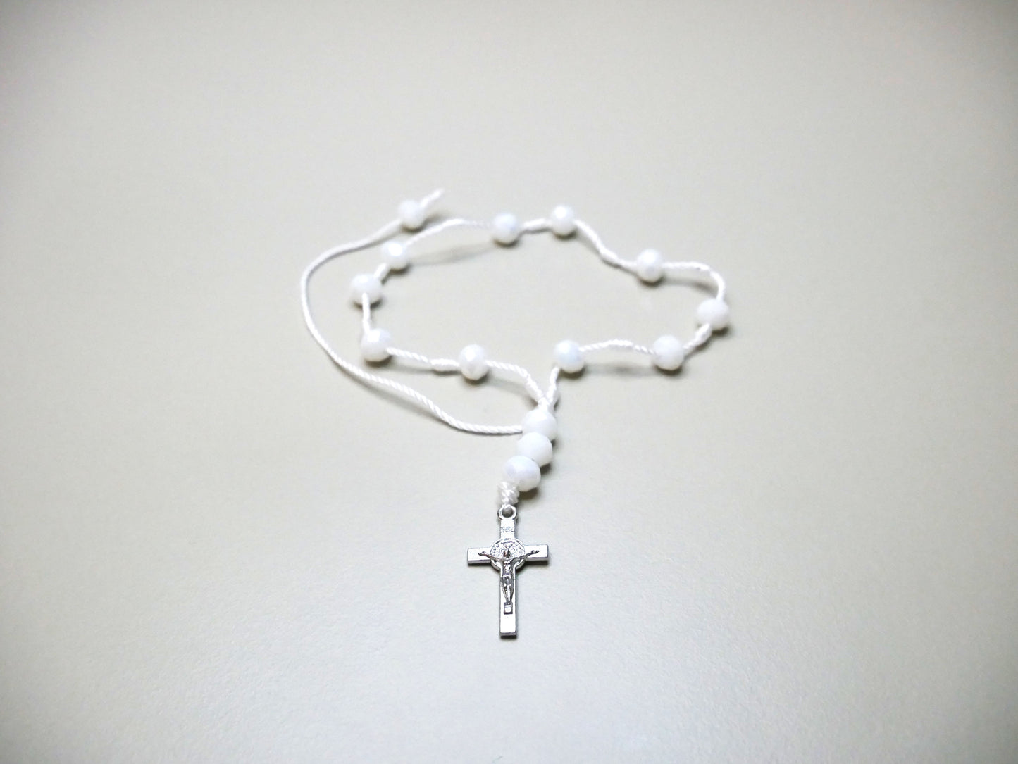 Elegant White Beaded Bracelet/Misterio with Holy Cross – Rosary-Inspired Design for Baptism, First Communion, or Wedding