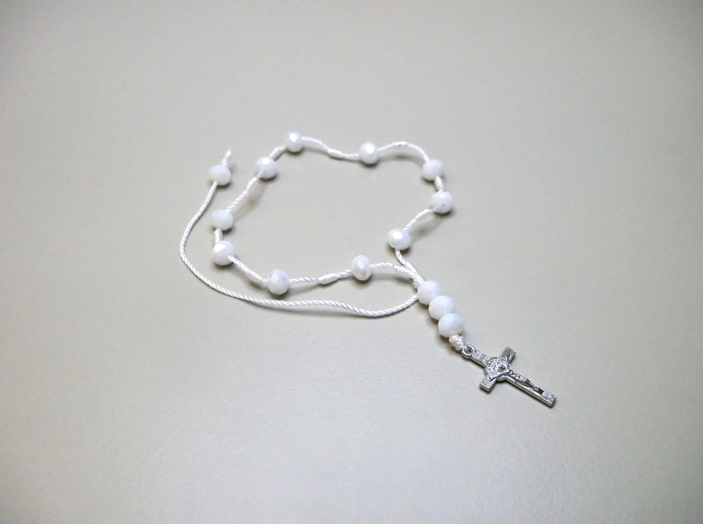 Elegant White Beaded Bracelet/Misterio with Holy Cross – Rosary-Inspired Design for Baptism, First Communion, or Wedding