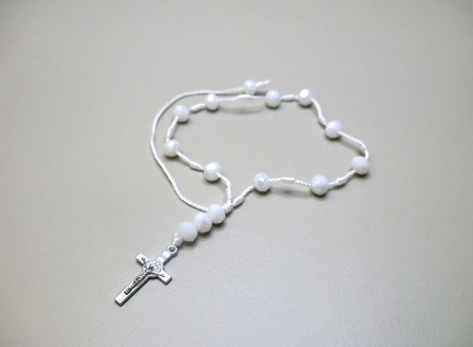 Elegant White Beaded Bracelet/Misterio with Holy Cross – Rosary-Inspired Design for Baptism, First Communion, or Wedding